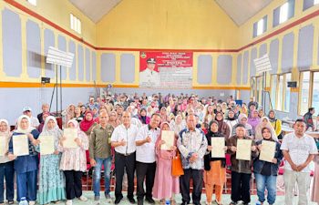 456 Sertipikat PTSL Diserahkan kepada Warga Desa Cibodas Lembang